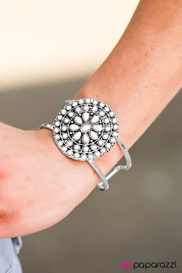 Paparazzi Jewelry Bracelets Paparazzi Bracelet Blooming Deserts White