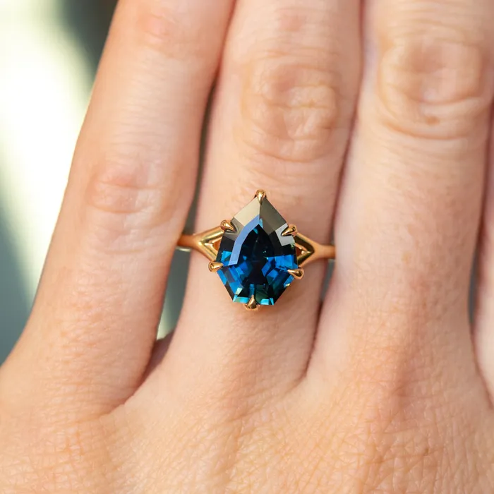 Anueva Jewelry PreStyled Sets 384ct Shield Blue Sapphire Six Prong Split Shank Solitaire in 18k Yellow Gold