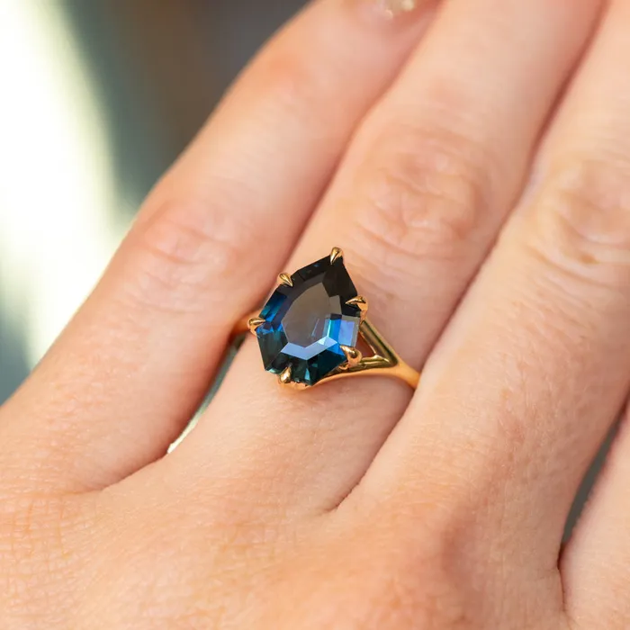 Anueva Jewelry PreStyled Sets 384ct Shield Blue Sapphire Six Prong Split Shank Solitaire in 18k Yellow Gold